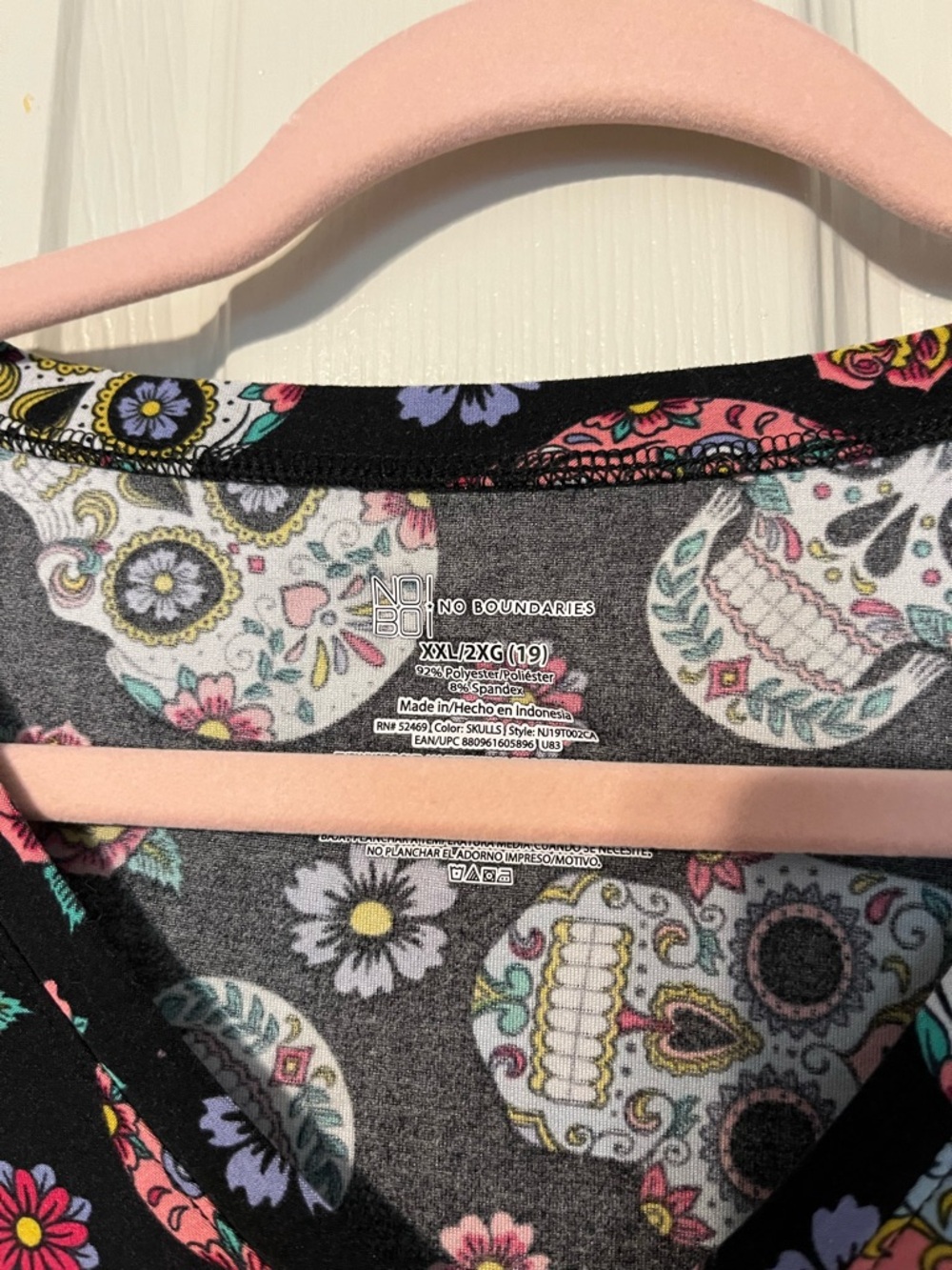 No Boundaries Women’s Black V-Neck Sugar Skull Print Top xxl 19 - Picture 2 of 6